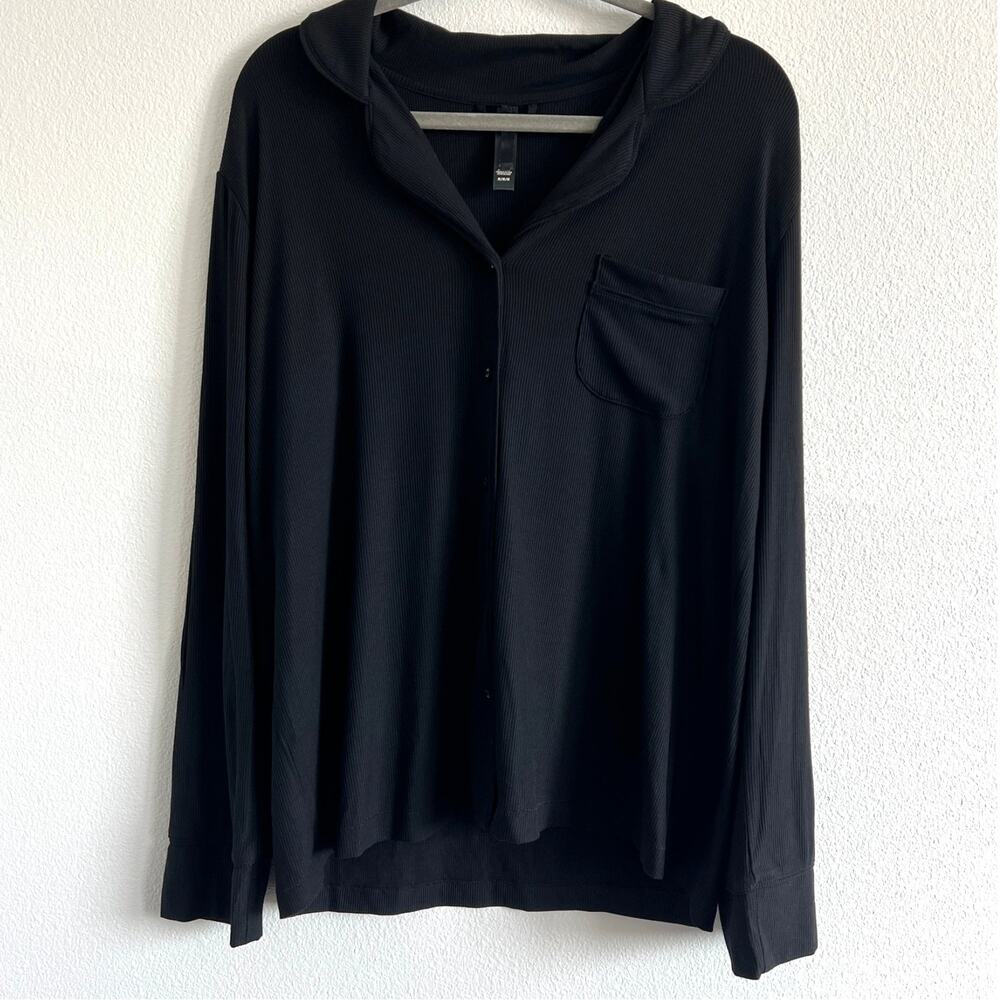 Skims Soft Lounge Onyx Button Down Pajama Top M Cozy Clean Girl Minimalist Sleek